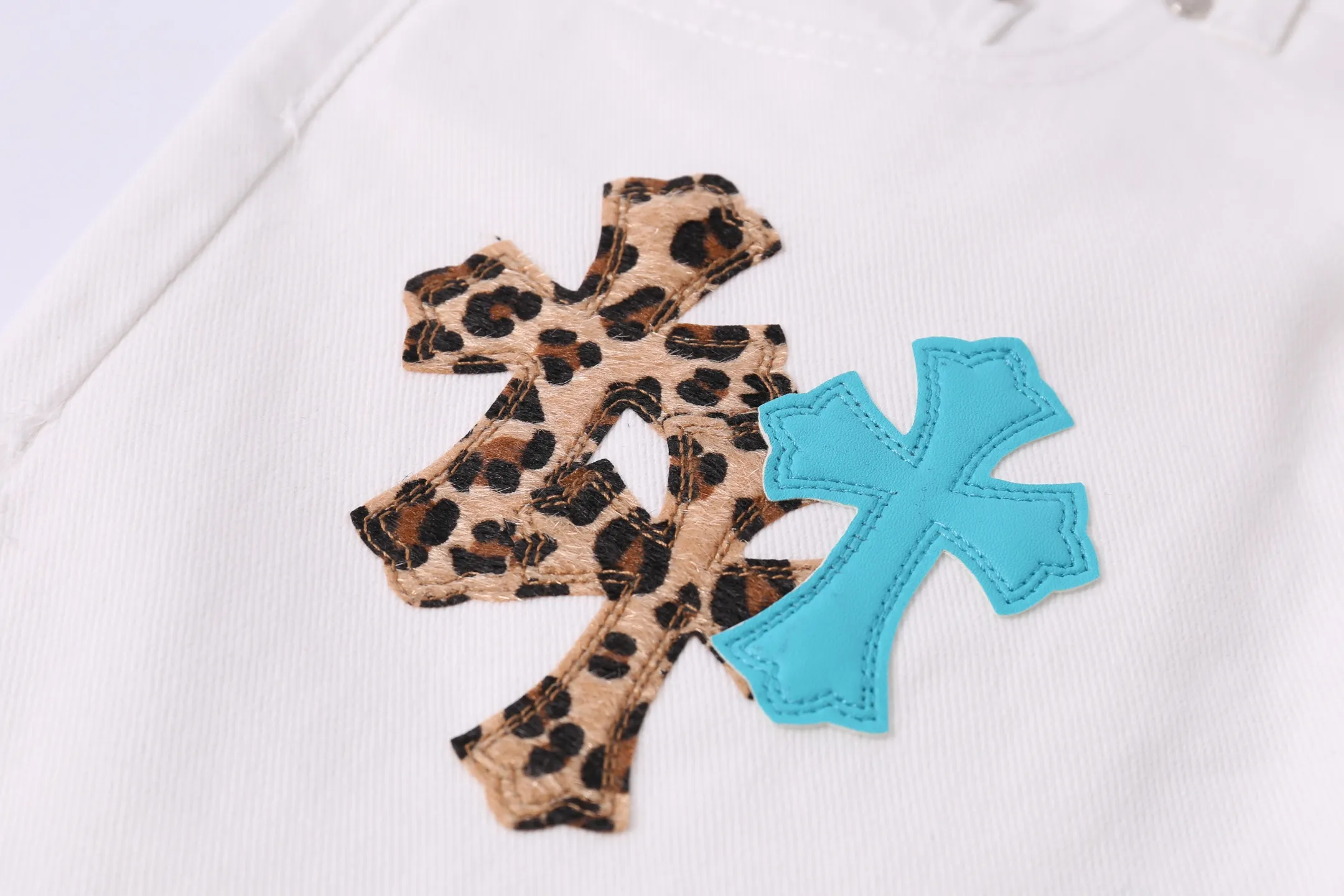 P260 Style number: H887 Croxin & 𝐂𝐡𝐫𝐨𝐦𝐞 𝐇𝐞𝐚𝐫𝐭 ss25 new ice blue leopard print cross patchwork leather jeans. Styles with different washed textures are very friendly to people with thin legs. The slightly flared version perfectly modifies the leg shape. The timeless and moderate length makes it easy to match and match. It is the basis for various styles and is a must-have in your wardrobe! The fabric is stiff but also makes the upper body soft without losing texture. The washing process is even more perfect. It is a must-have item for everyone! ! ! Washed wheat, tag, pants label, three labels complete Color: white Size: 28-30-32-34
